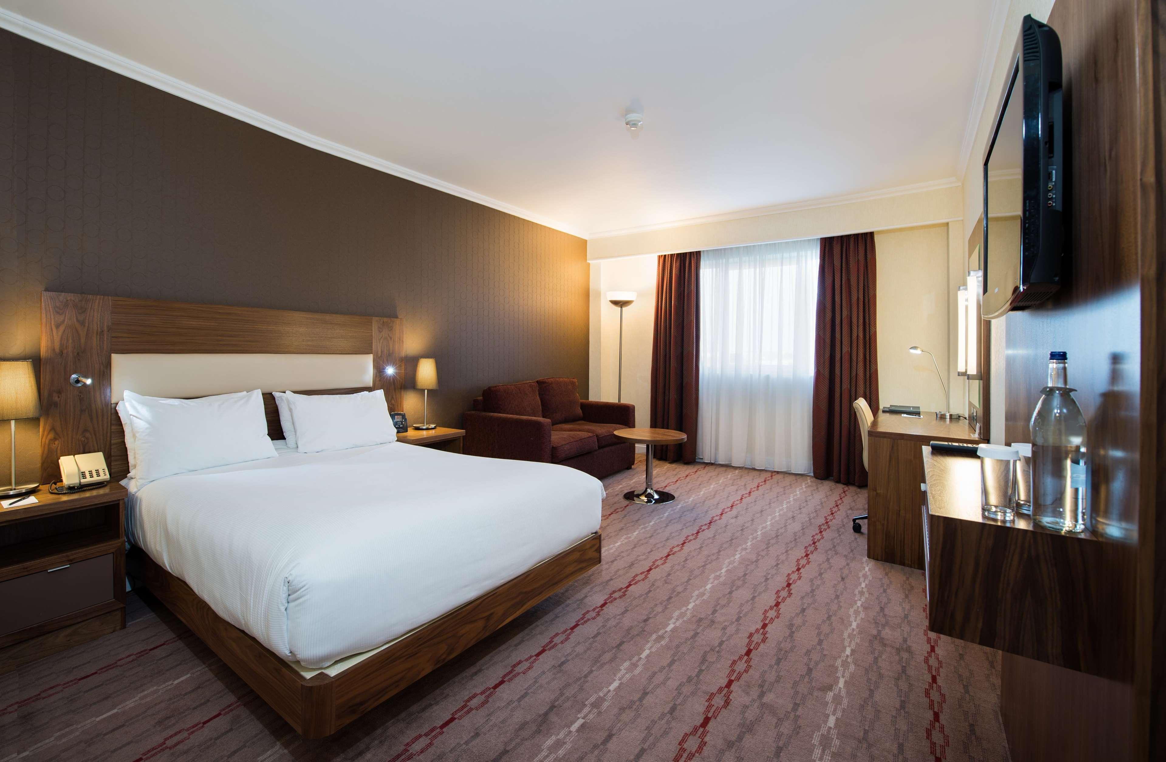 Doubletree By Hilton Dartford Bridge Hotel Buitenkant foto