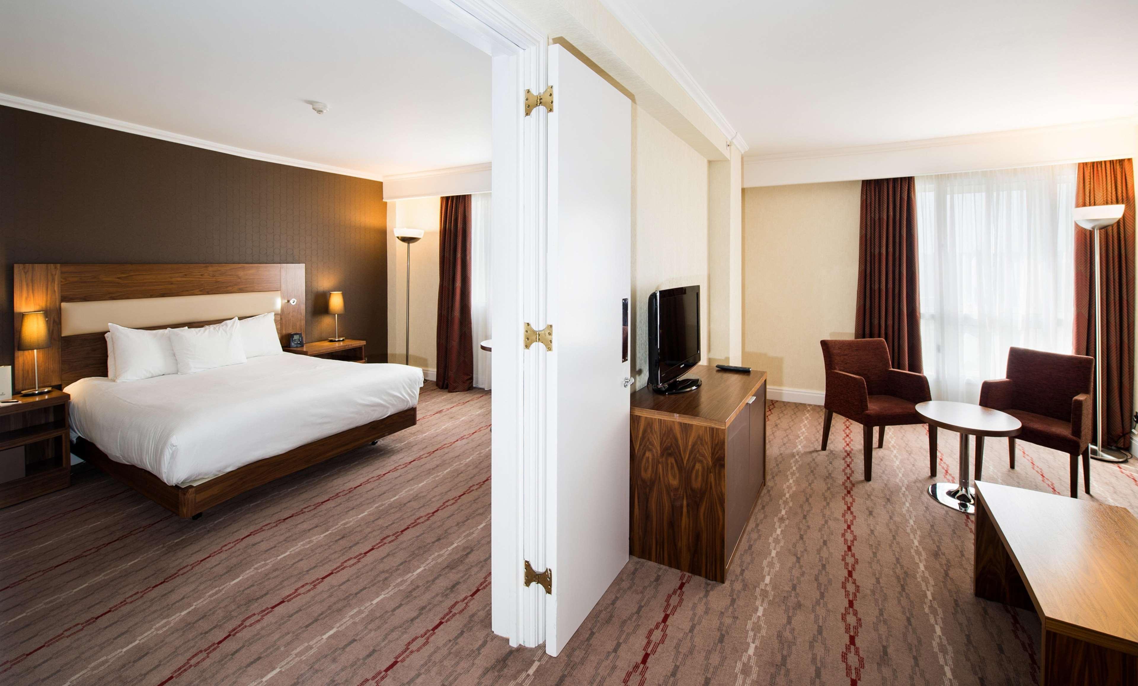 Doubletree By Hilton Dartford Bridge Hotel Buitenkant foto