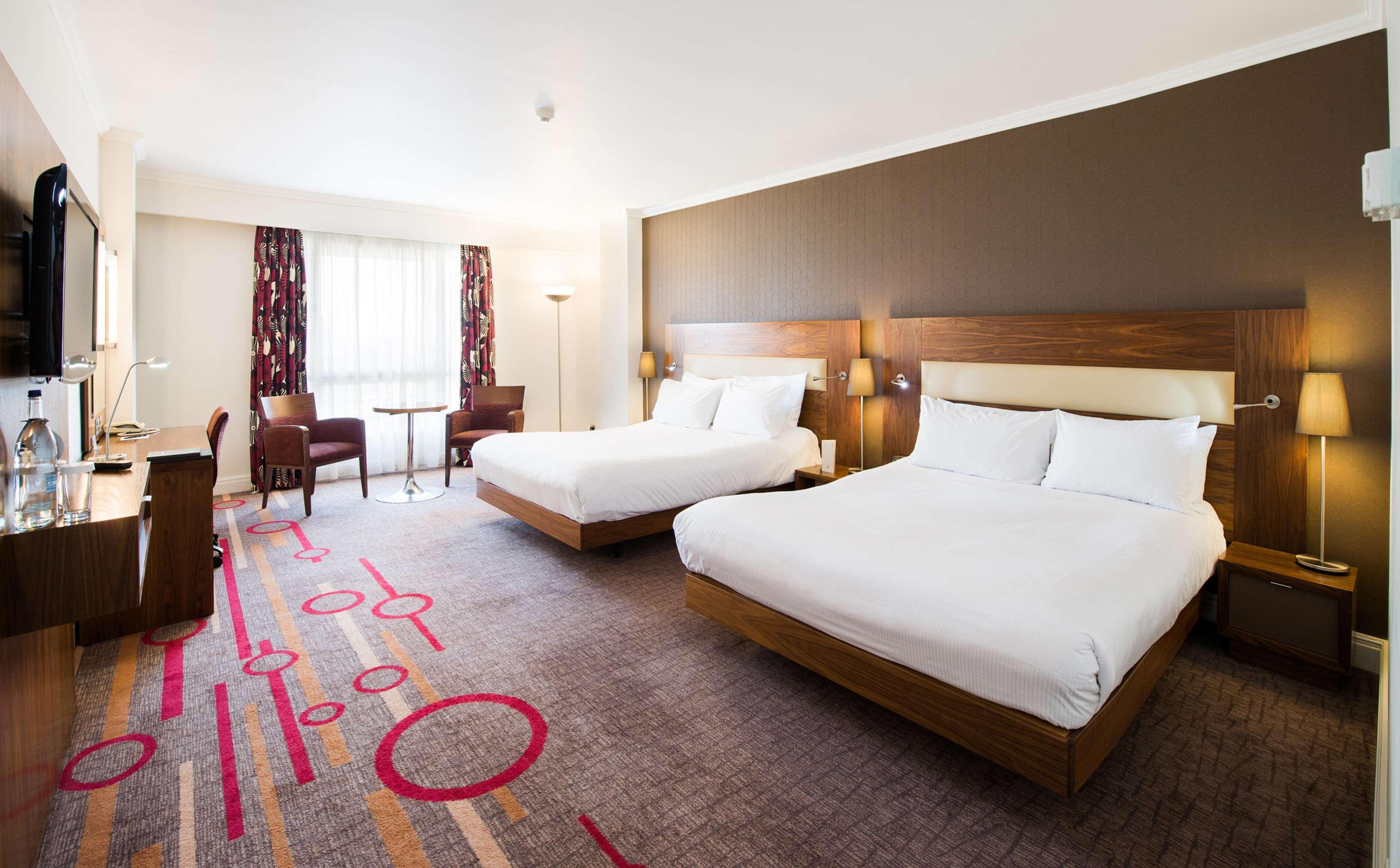 Doubletree By Hilton Dartford Bridge Hotel Buitenkant foto