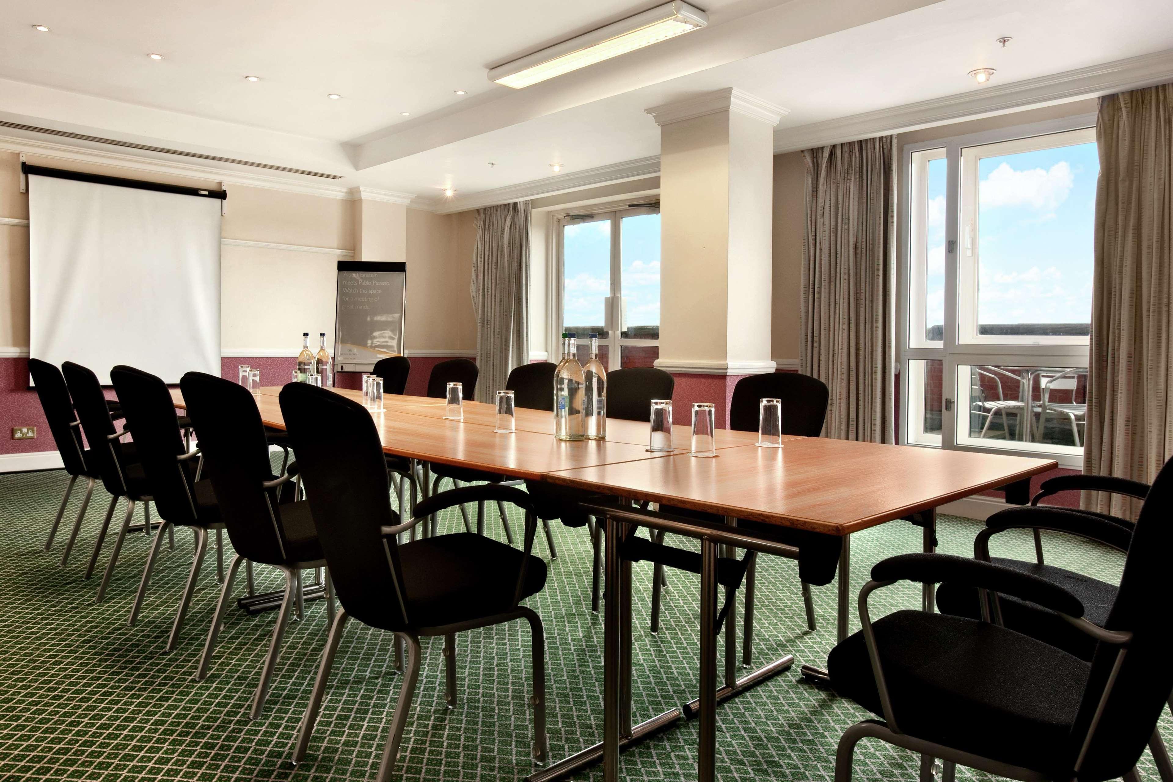 Doubletree By Hilton Dartford Bridge Hotel Buitenkant foto