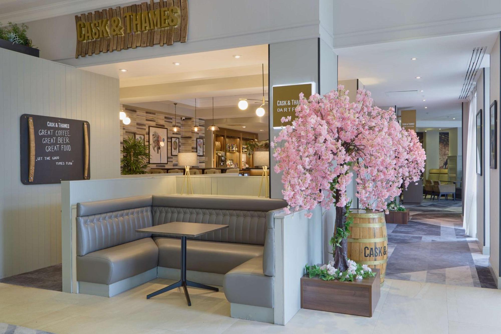 Doubletree By Hilton Dartford Bridge Hotel Buitenkant foto