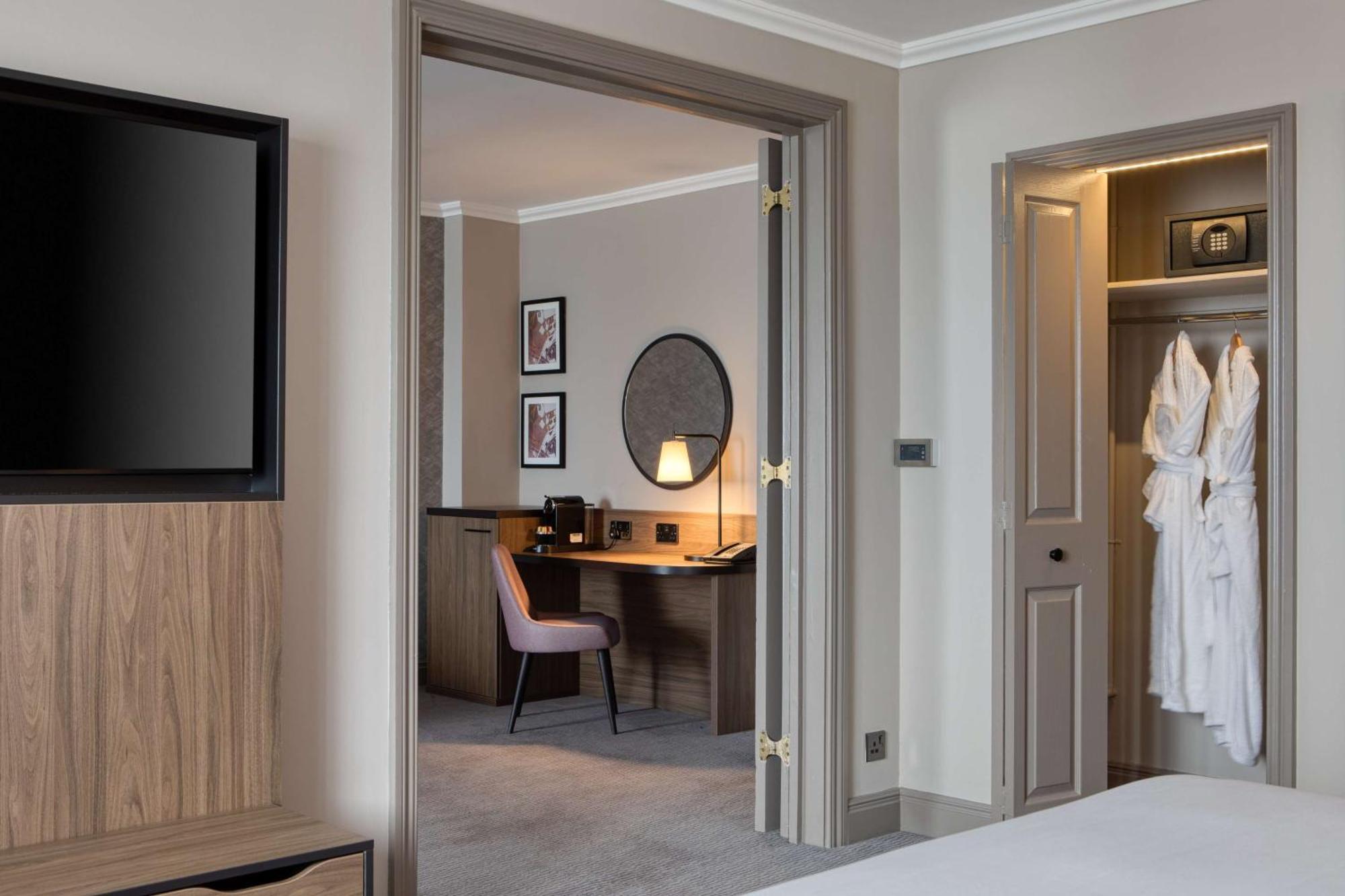 Doubletree By Hilton Dartford Bridge Hotel Buitenkant foto