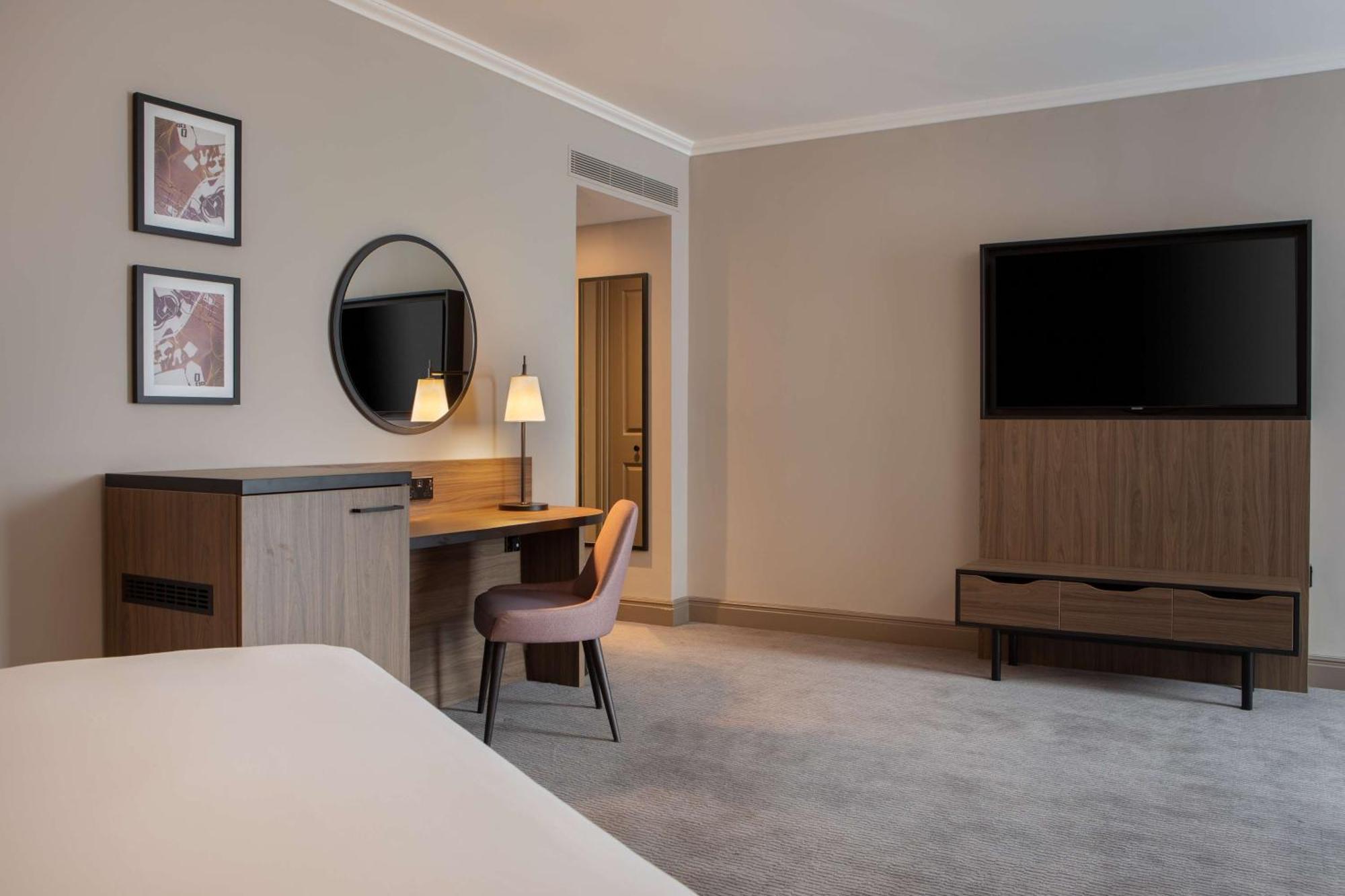 Doubletree By Hilton Dartford Bridge Hotel Buitenkant foto