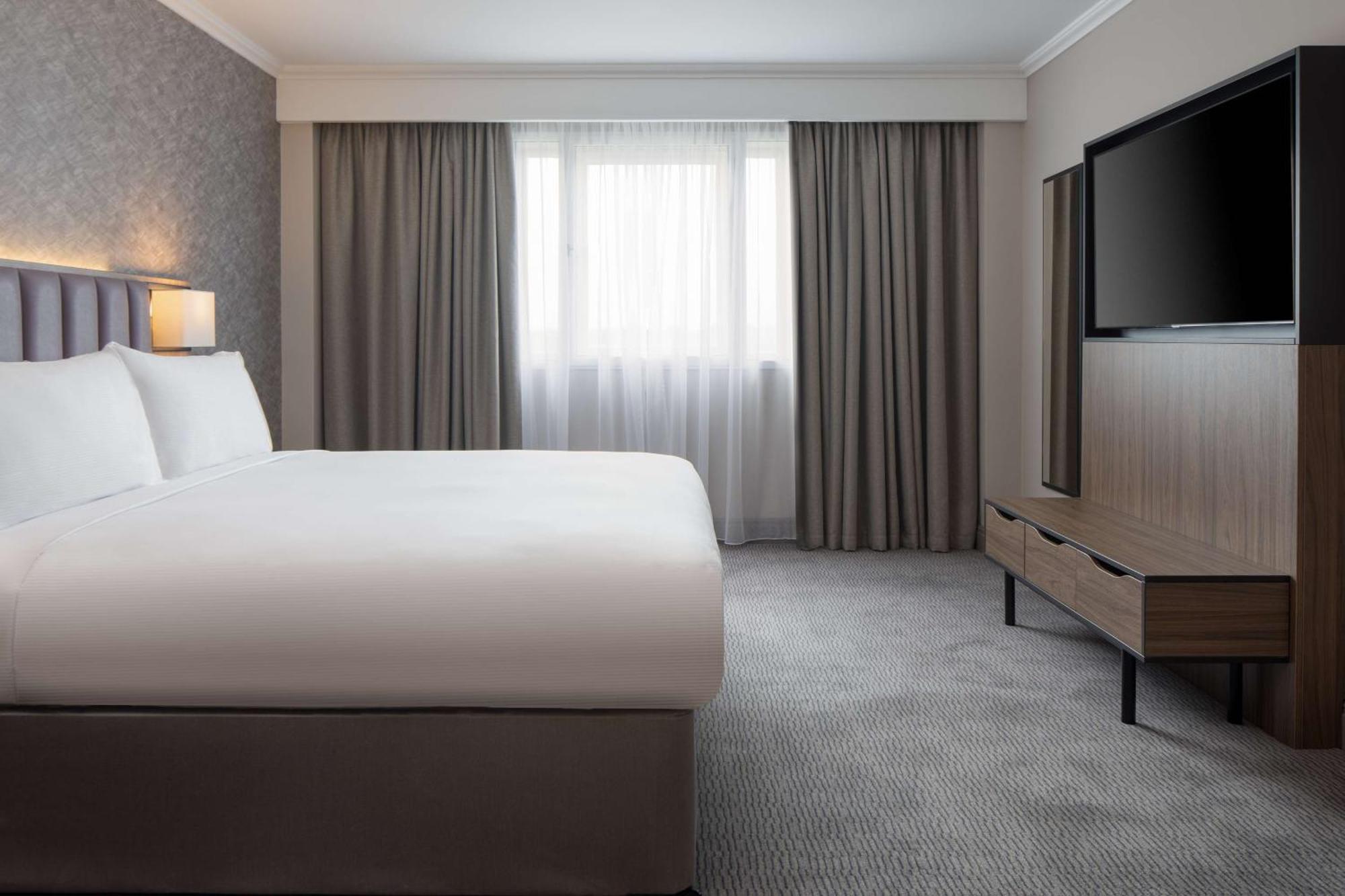 Doubletree By Hilton Dartford Bridge Hotel Buitenkant foto