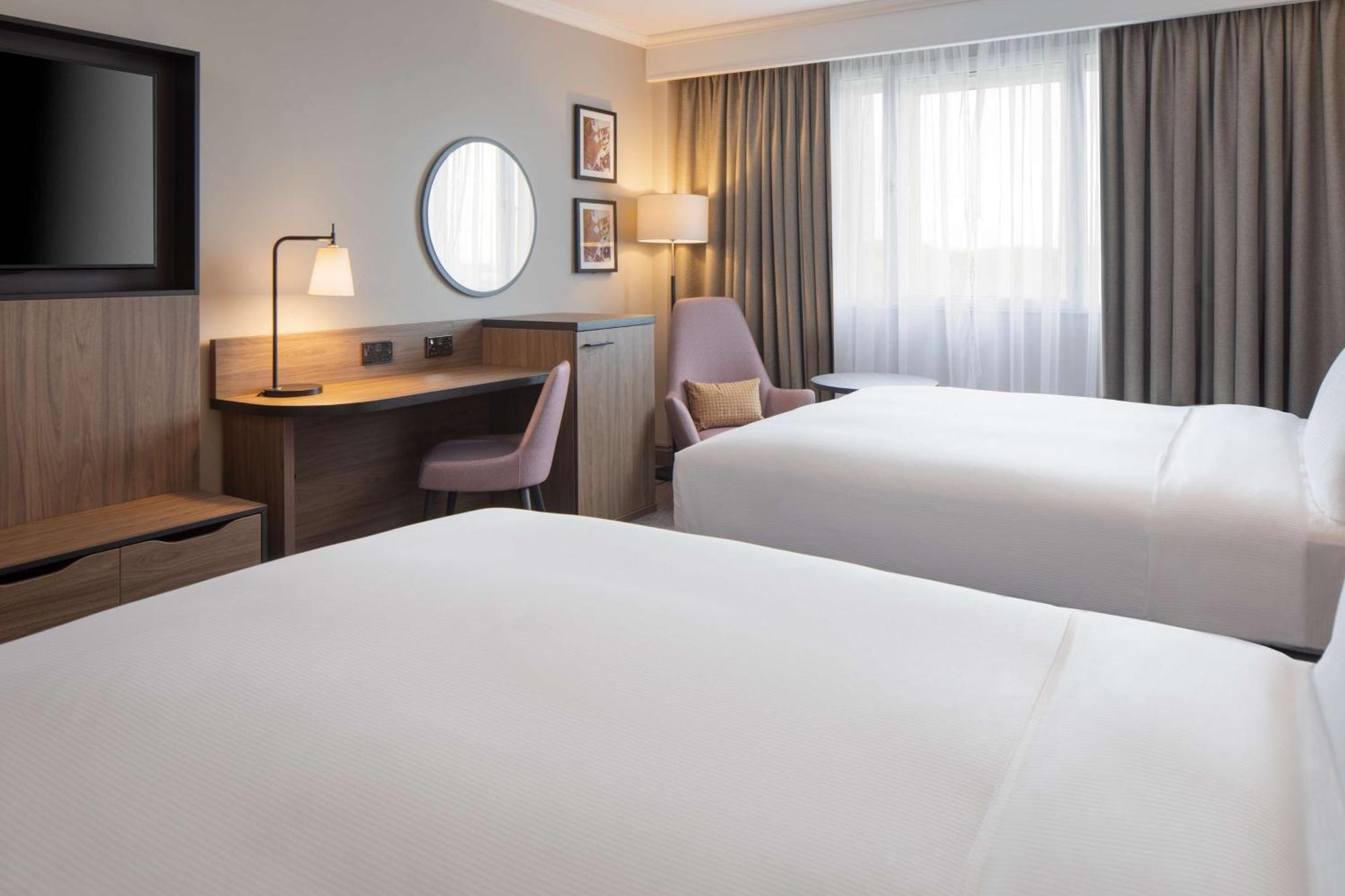 Doubletree By Hilton Dartford Bridge Hotel Buitenkant foto