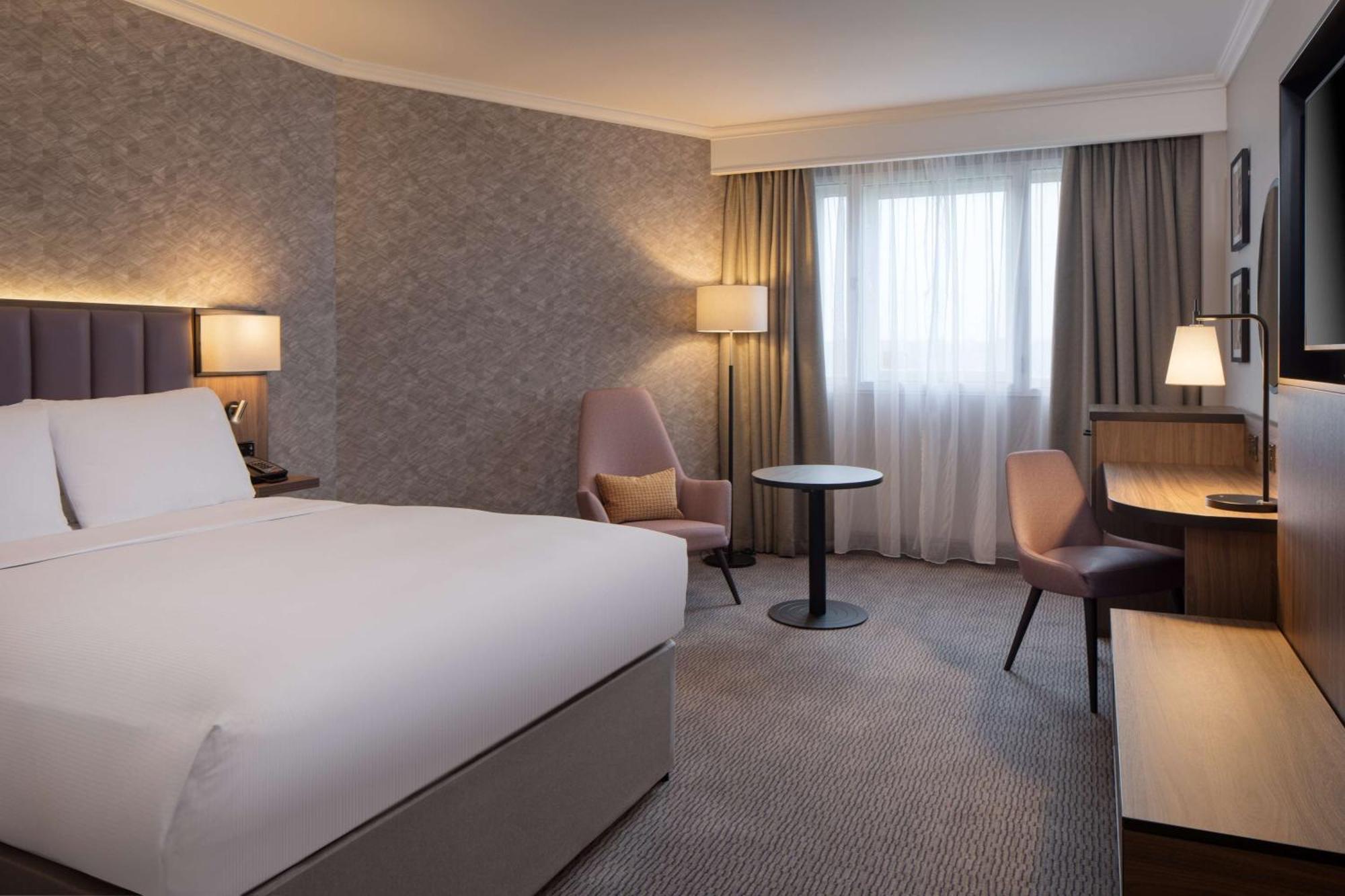 Doubletree By Hilton Dartford Bridge Hotel Buitenkant foto