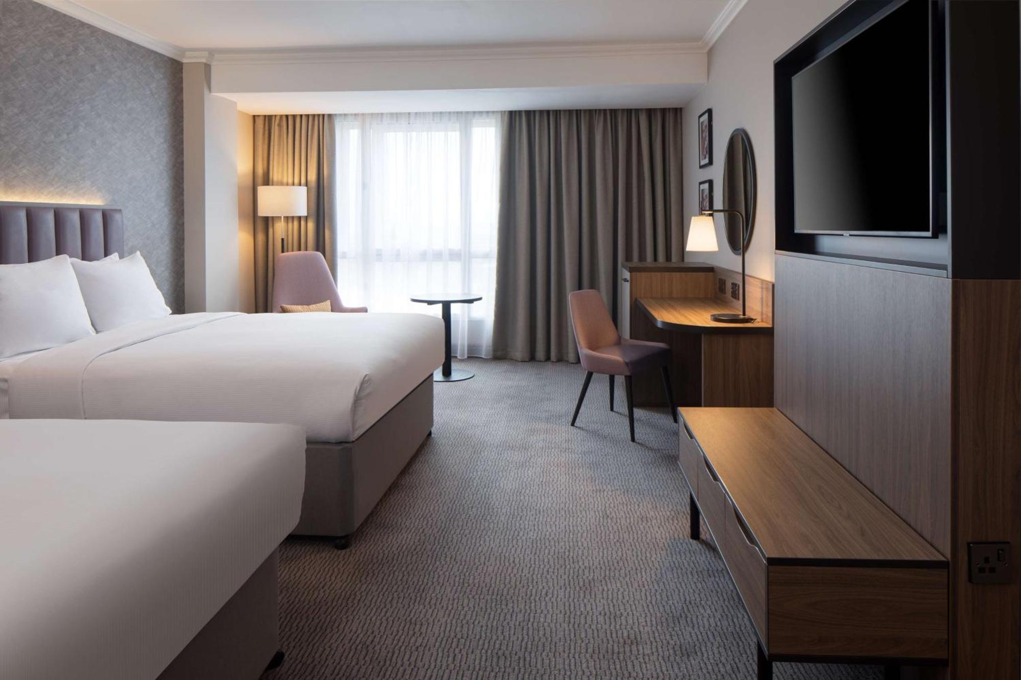 Doubletree By Hilton Dartford Bridge Hotel Buitenkant foto