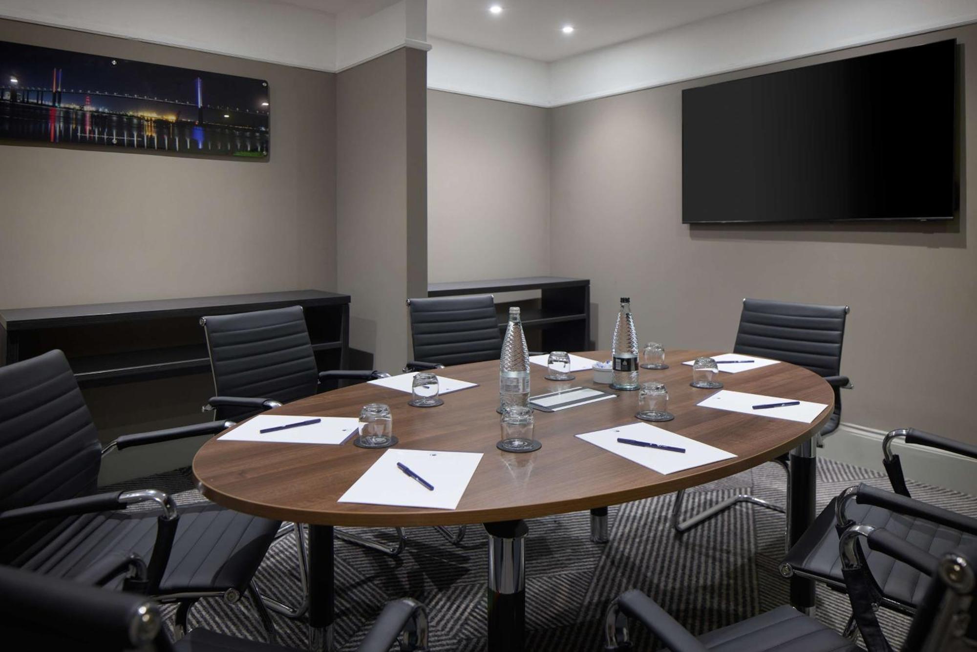 Doubletree By Hilton Dartford Bridge Hotel Buitenkant foto