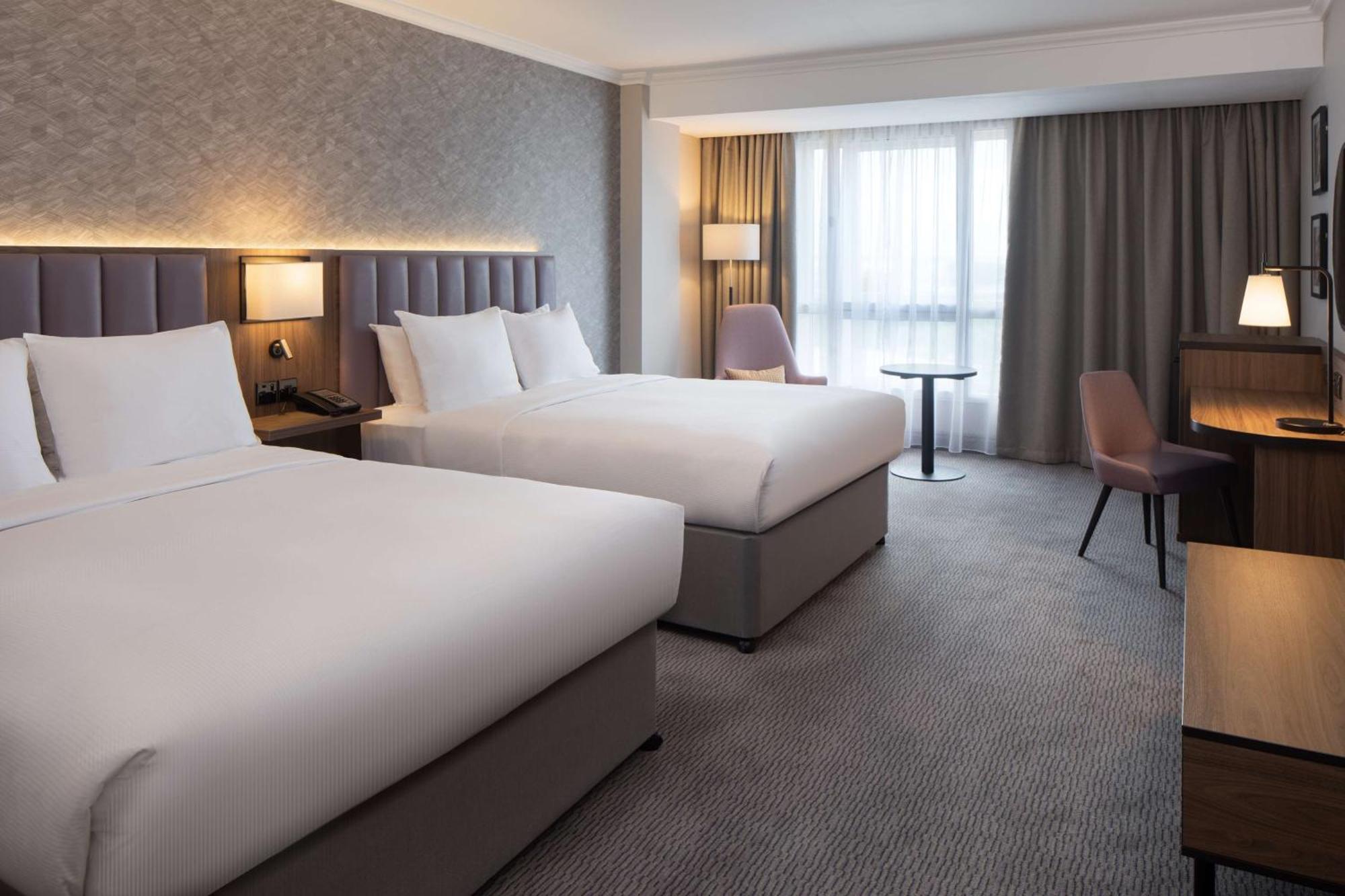 Doubletree By Hilton Dartford Bridge Hotel Buitenkant foto