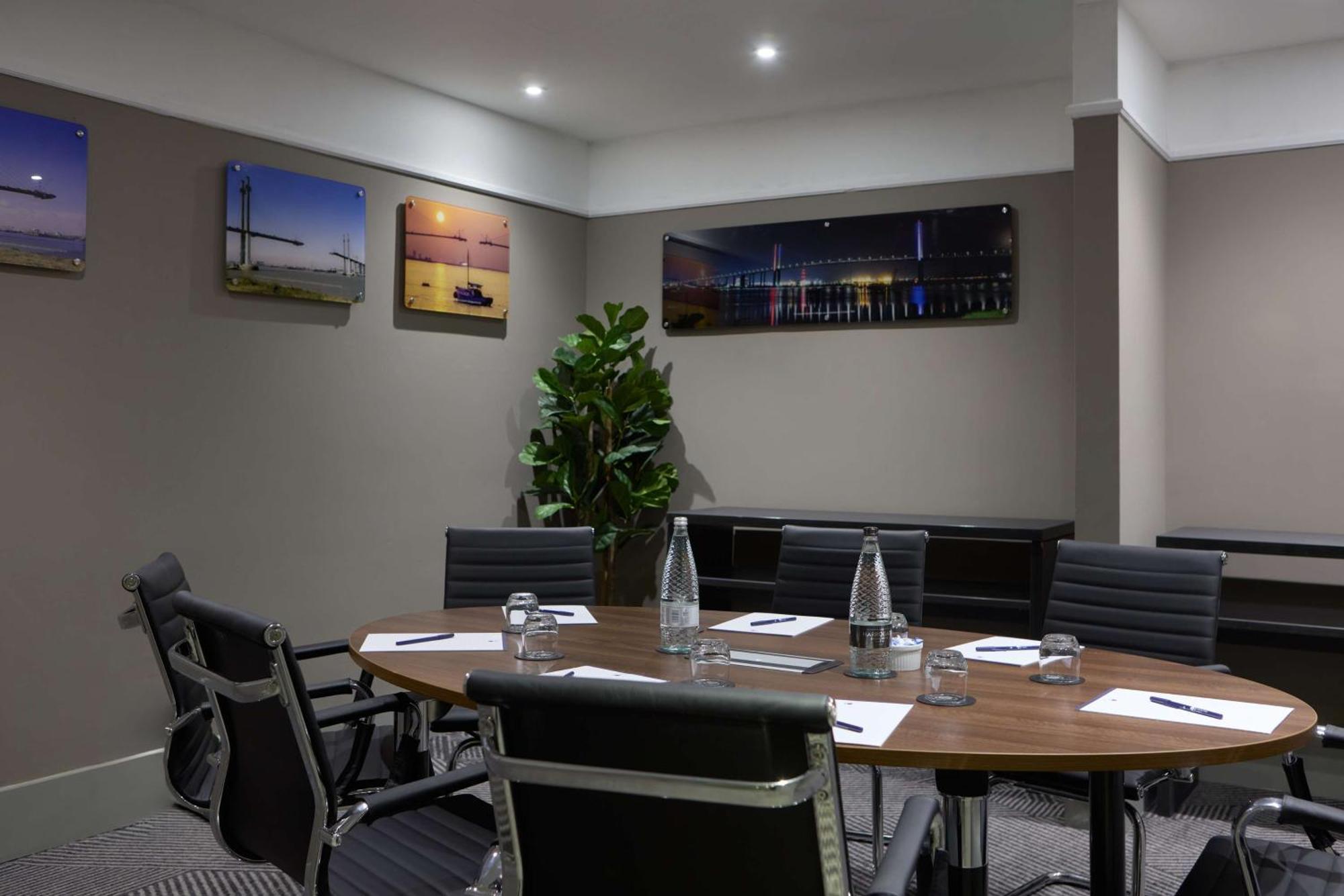 Doubletree By Hilton Dartford Bridge Hotel Buitenkant foto