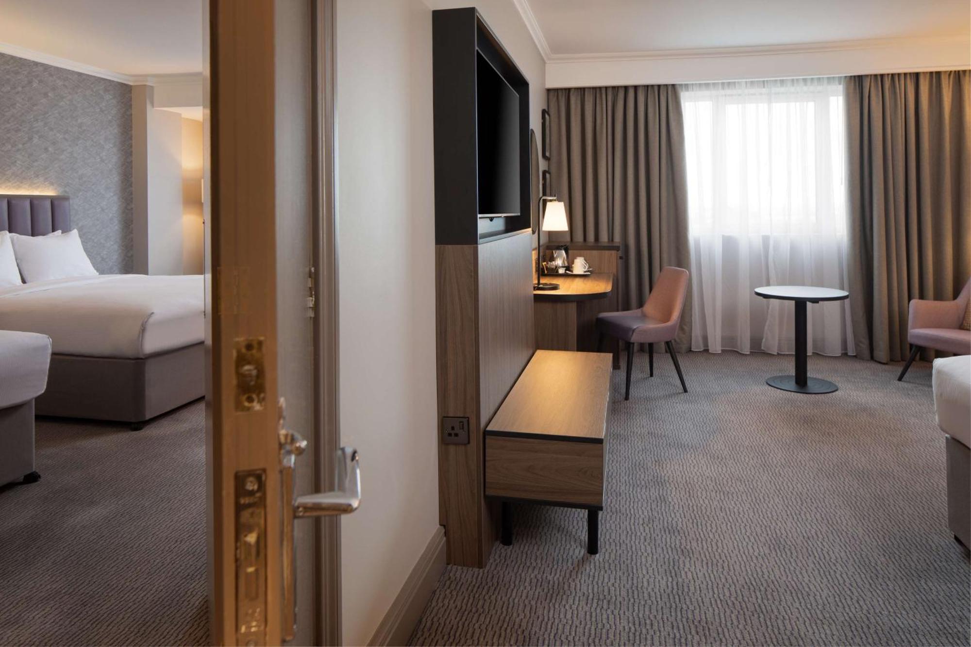 Doubletree By Hilton Dartford Bridge Hotel Buitenkant foto