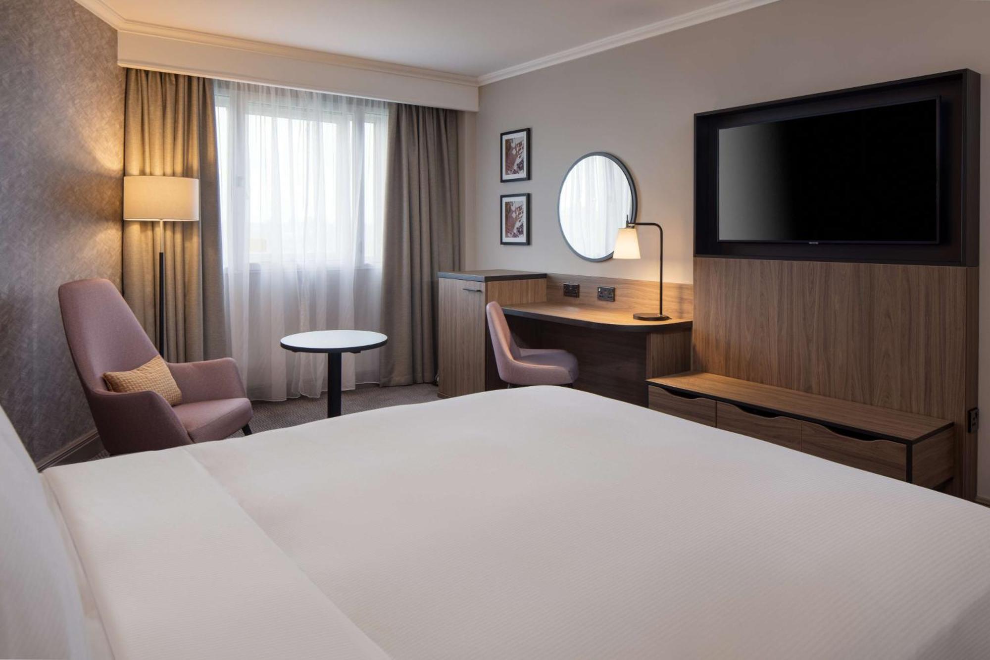Doubletree By Hilton Dartford Bridge Hotel Buitenkant foto