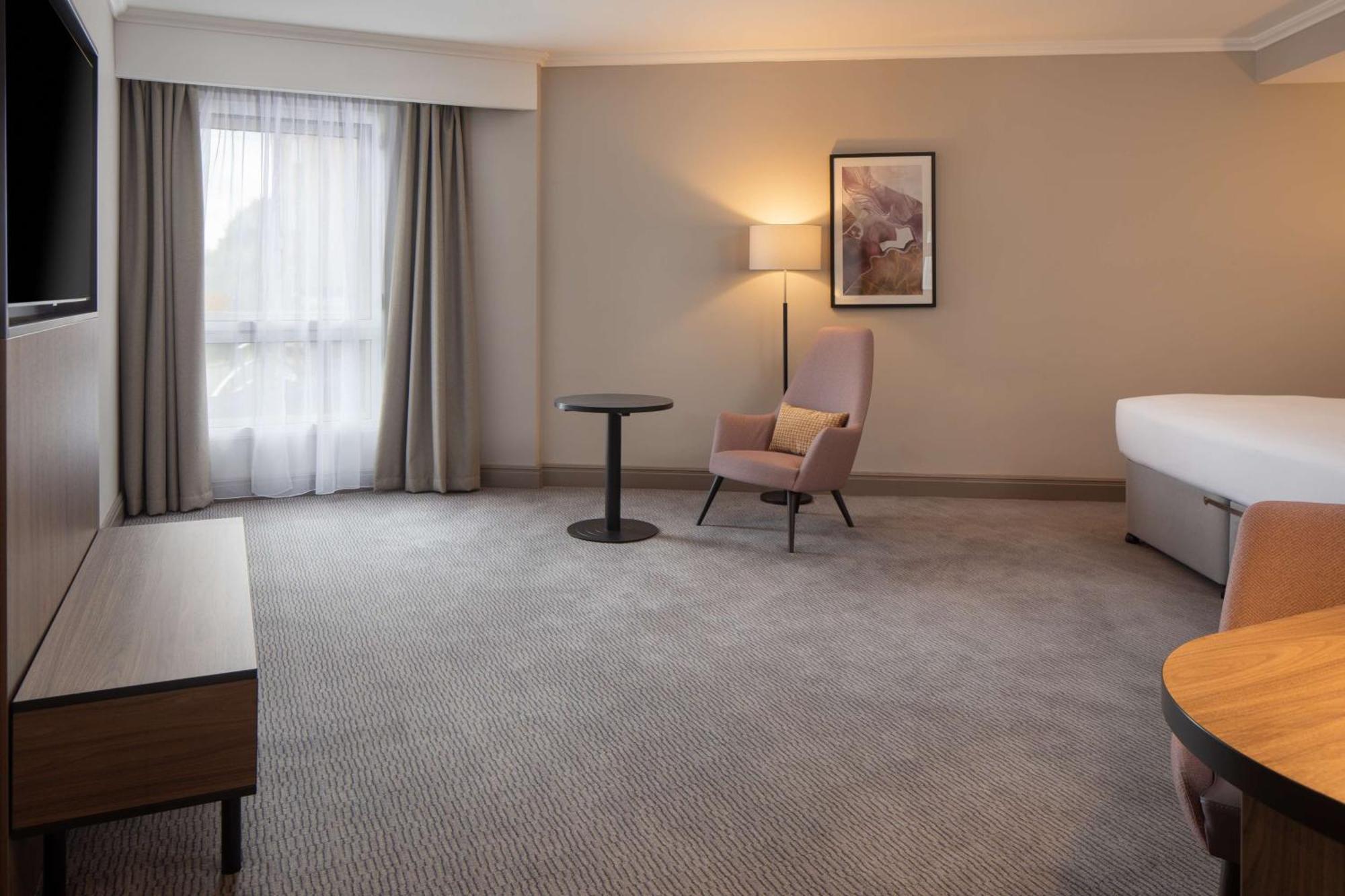 Doubletree By Hilton Dartford Bridge Hotel Buitenkant foto