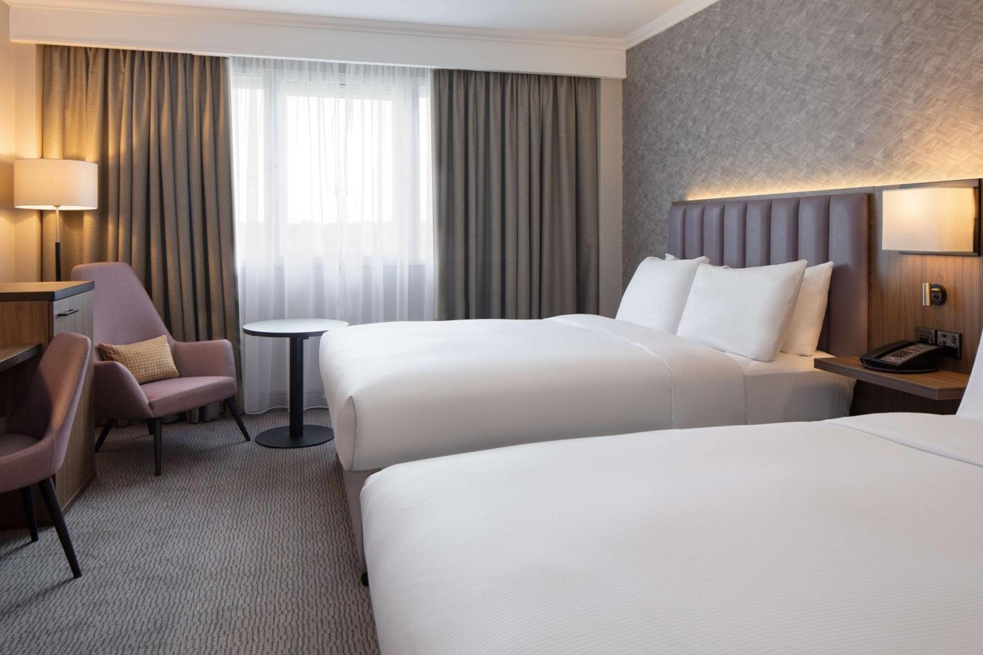 Doubletree By Hilton Dartford Bridge Hotel Buitenkant foto