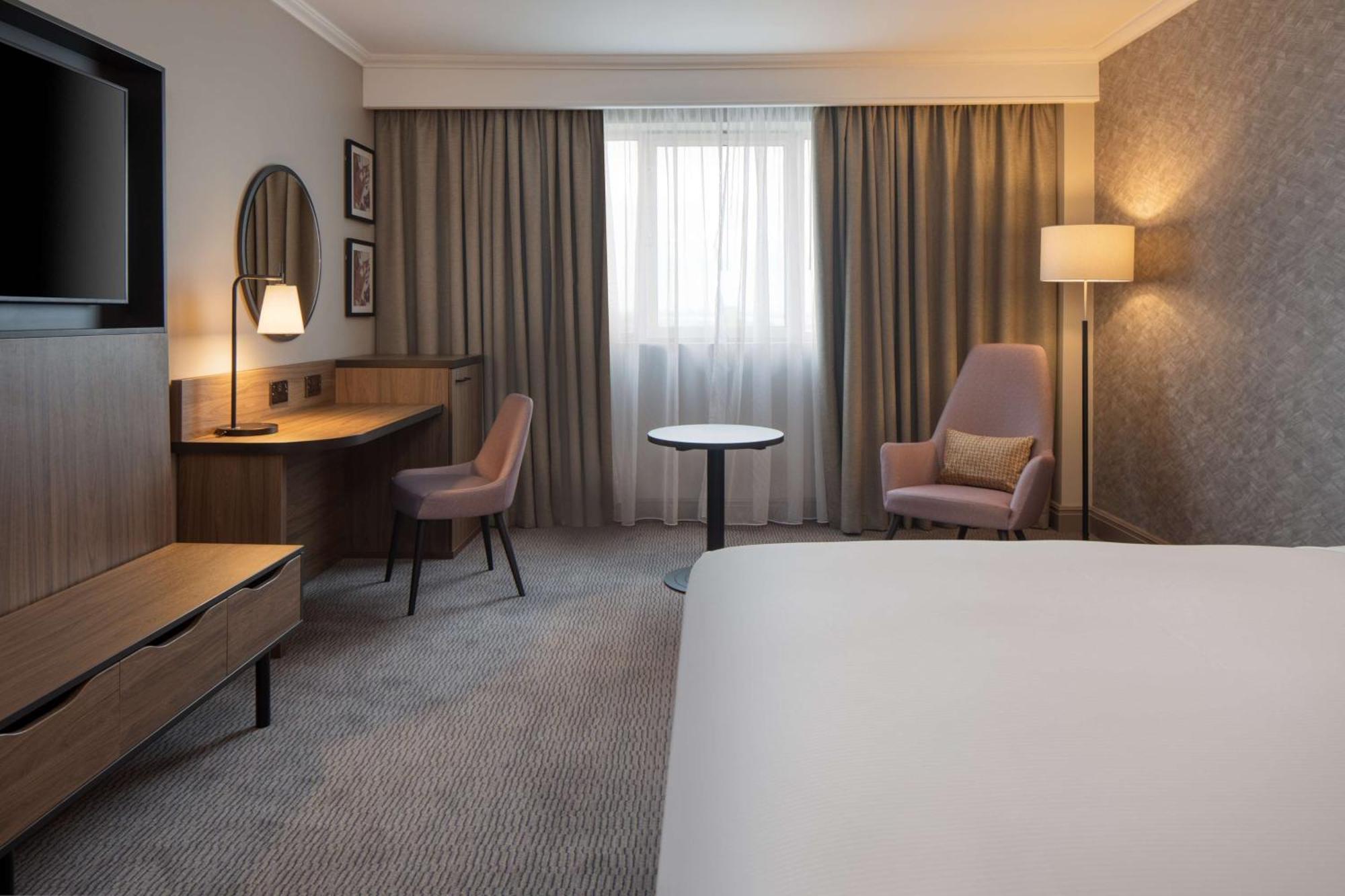 Doubletree By Hilton Dartford Bridge Hotel Buitenkant foto
