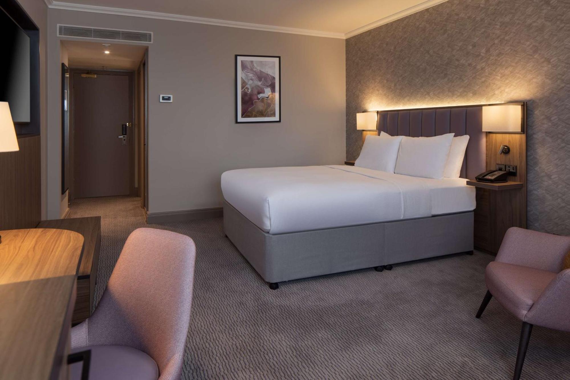 Doubletree By Hilton Dartford Bridge Hotel Buitenkant foto