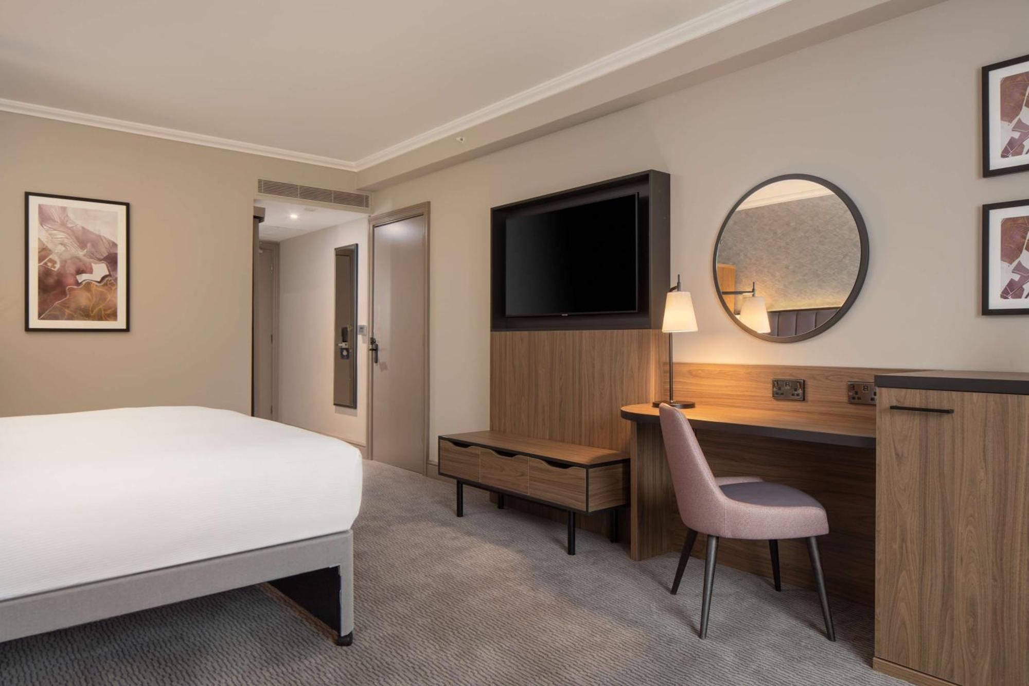 Doubletree By Hilton Dartford Bridge Hotel Buitenkant foto