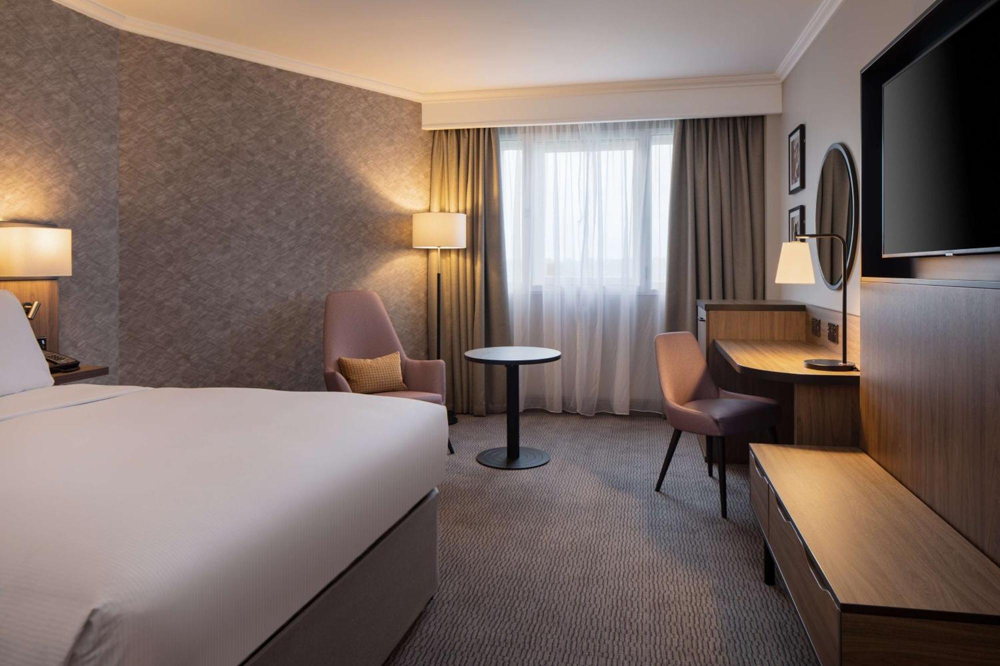 Doubletree By Hilton Dartford Bridge Hotel Buitenkant foto