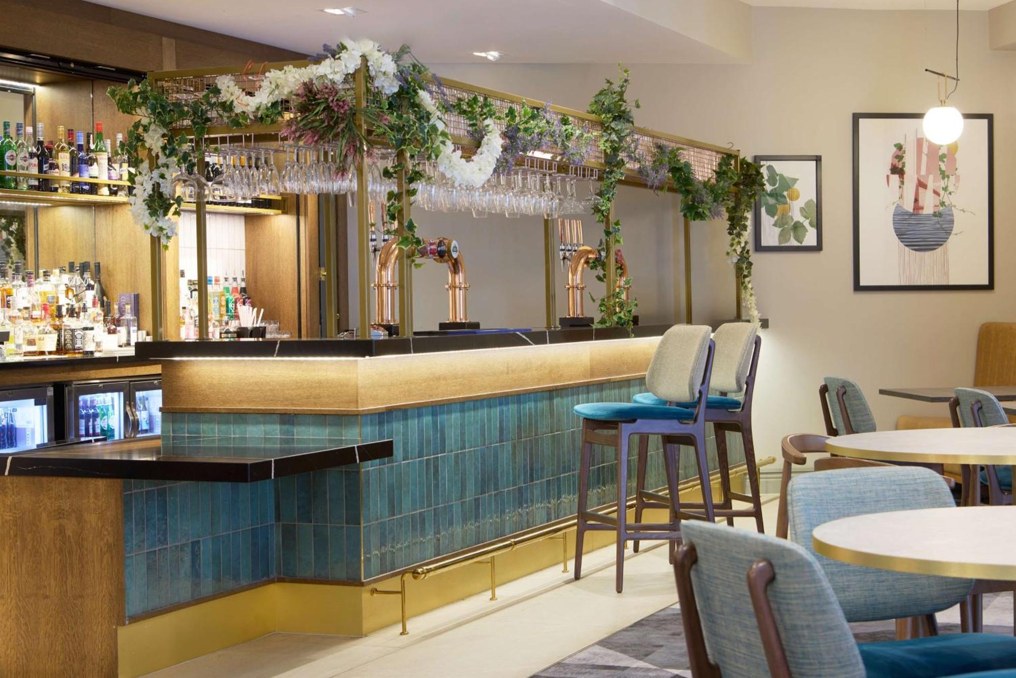 Doubletree By Hilton Dartford Bridge Hotel Buitenkant foto
