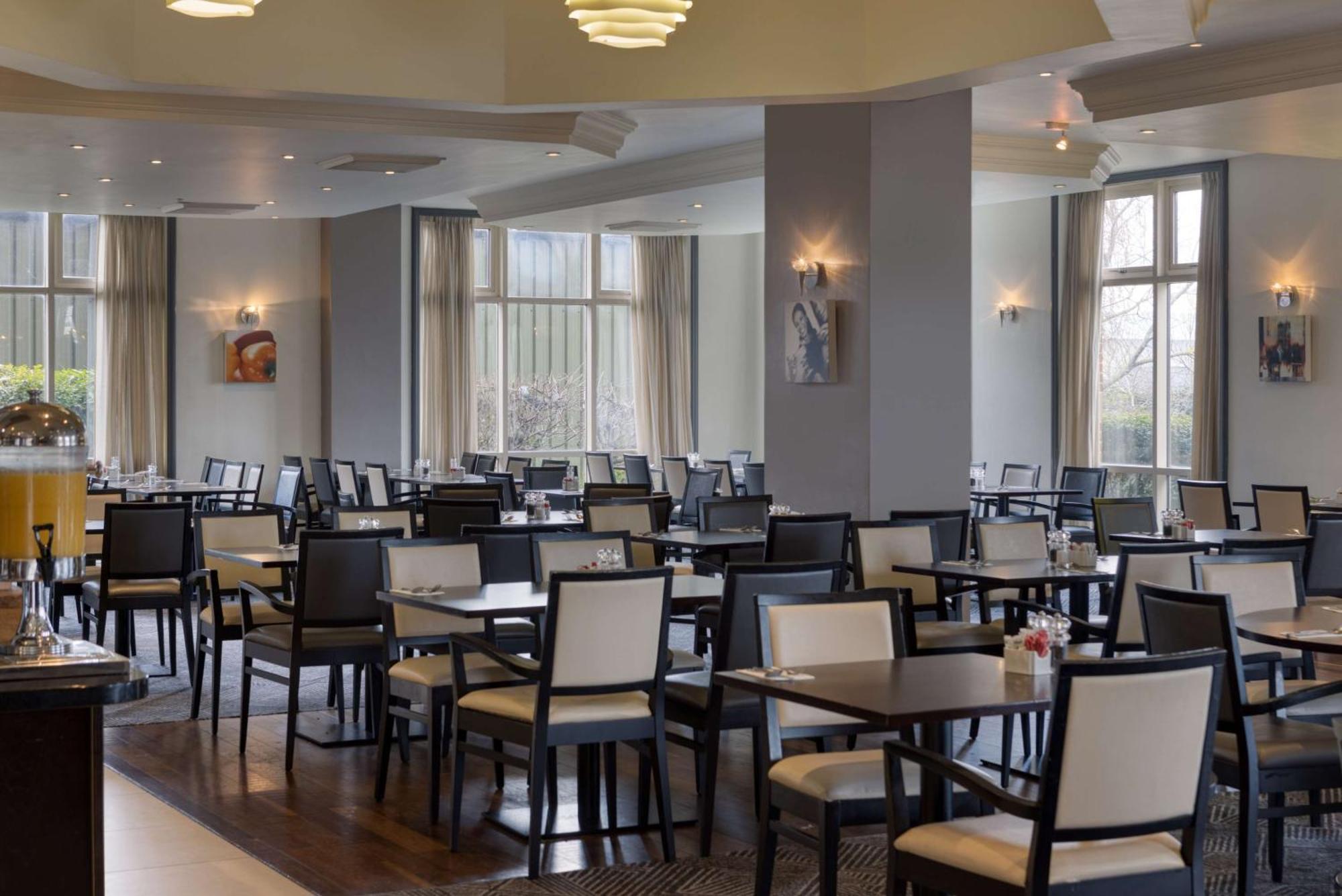 Doubletree By Hilton Dartford Bridge Hotel Buitenkant foto