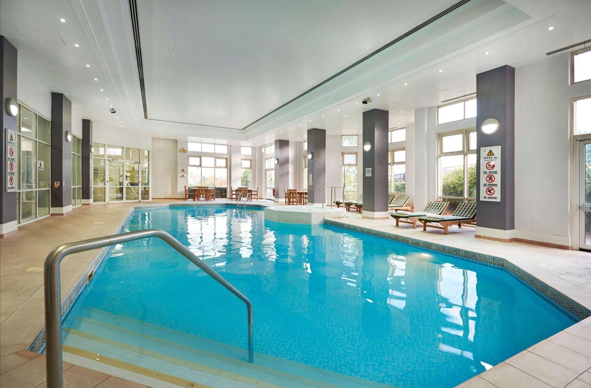 Doubletree By Hilton Dartford Bridge Hotel Buitenkant foto