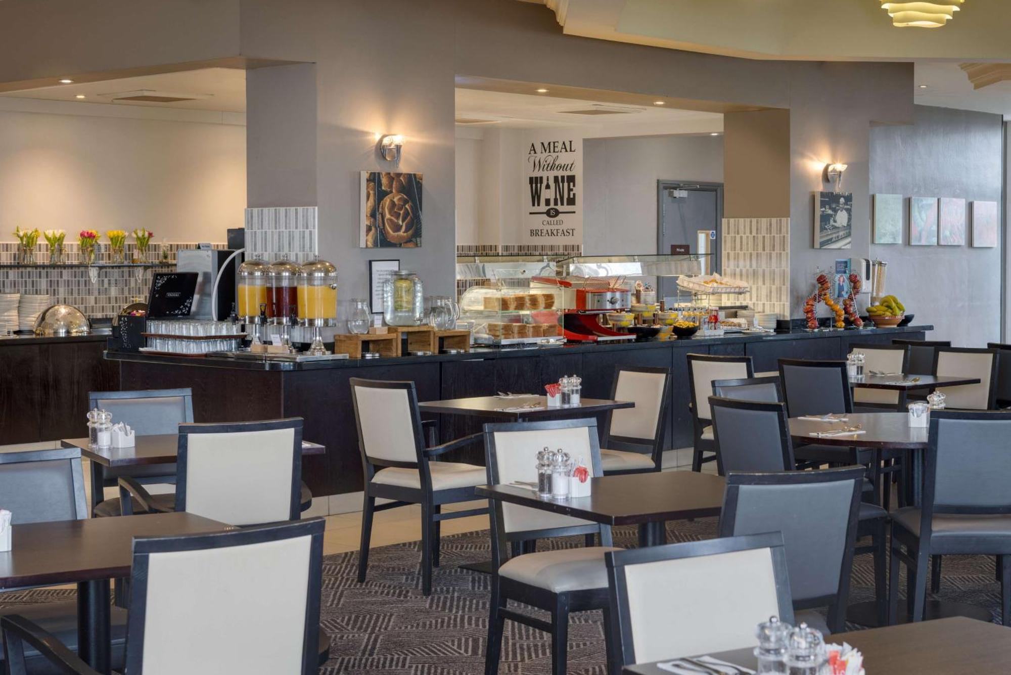 Doubletree By Hilton Dartford Bridge Hotel Buitenkant foto