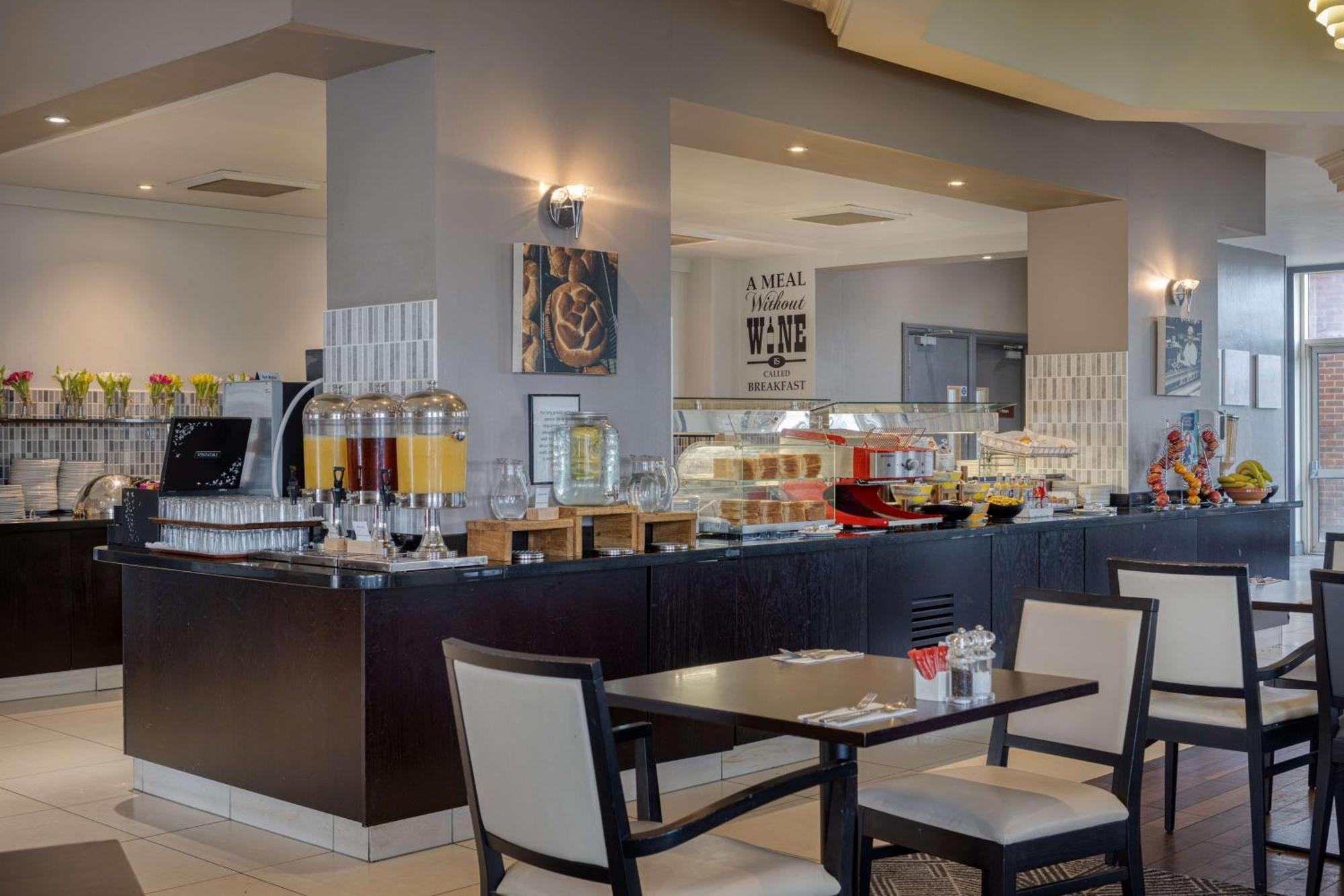 Doubletree By Hilton Dartford Bridge Hotel Buitenkant foto